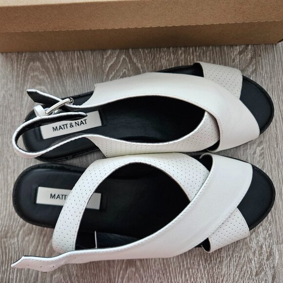 Cross Straps Sandals - Picture 2 of 4